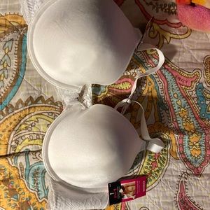 BNWT Maidenform front closure lace racer back bra in white